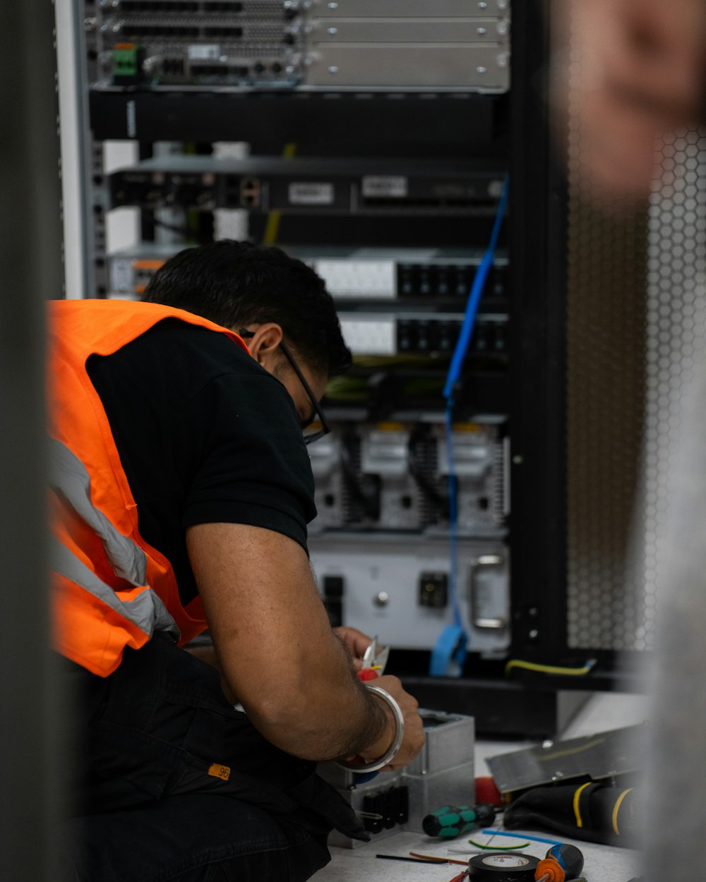 Techniker bei Arbeiten an einem Serverschrank